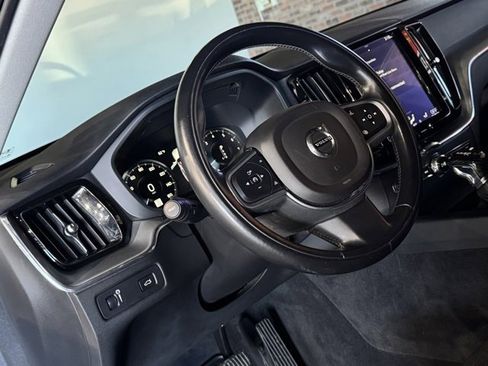 Used 2018 Volvo XC60 T5 Momentum w/ Convenience Package image 9