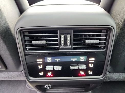 Certified 2024 Porsche Cayenne Coupe image 13