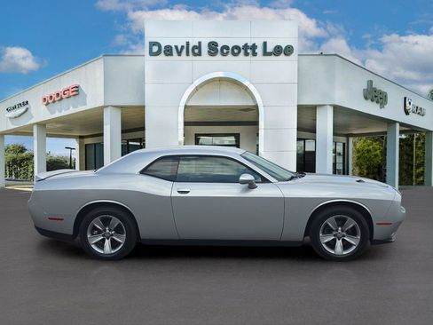 Used 2020 Dodge Challenger SXT image 4