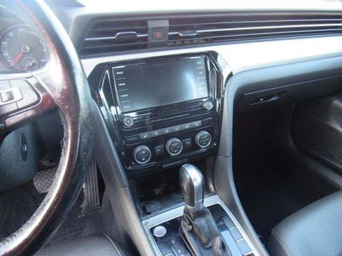 Used 2020 Volkswagen Passat 2.0T SE w/ Sunroof Package image 21