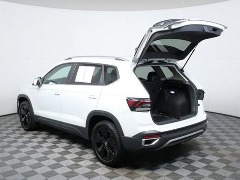 Certified 2025 Volkswagen Taos SE image 29