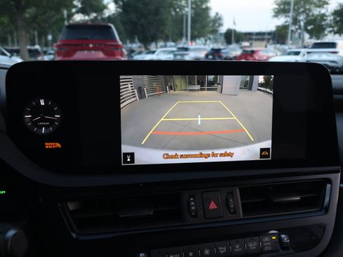 Used 2025 Lexus ES 300h w/ Premium Package FWD image 24