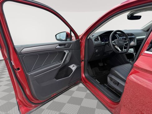 Used 2022 Volkswagen Tiguan SE w/ Panoramic Sunroof Package AWD/4WD image 23