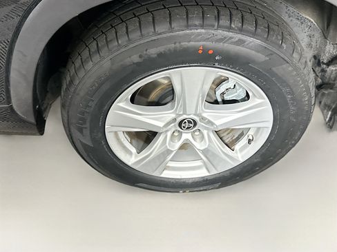 Used 2024 Toyota Highlander LE image 11