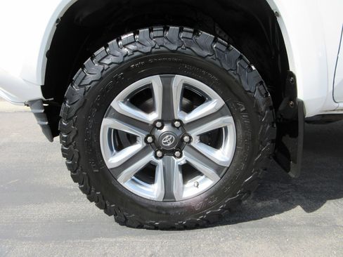 Used 2017 Toyota Tacoma Limited AWD/4WD image 48