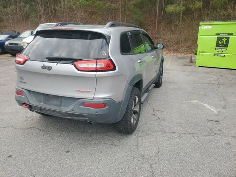 Used 2018 Jeep Cherokee Trailhawk image 8