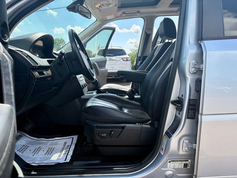 Used 2014 Land Rover LR2 HSE image 16