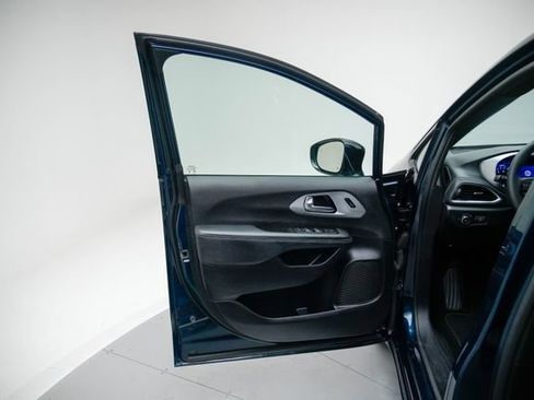 Used 2025 Chrysler Pacifica Limited FWD image 23