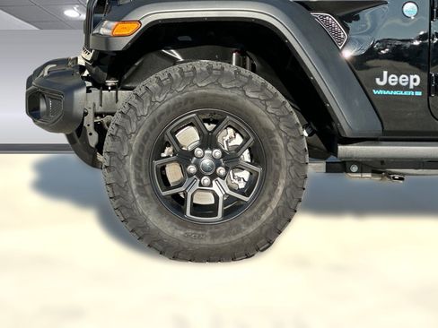 Used 2025 Jeep Wrangler Willys image 11