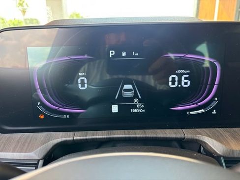 Used 2024 Kia Telluride EX w/ EX Captain's Chair Package FWD image 11