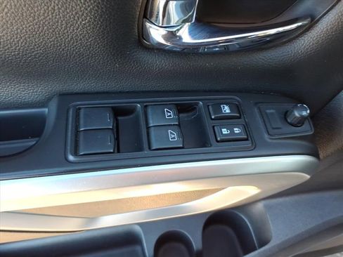 Used 2018 Nissan Titan SV w/ SV Convenience Package image 25