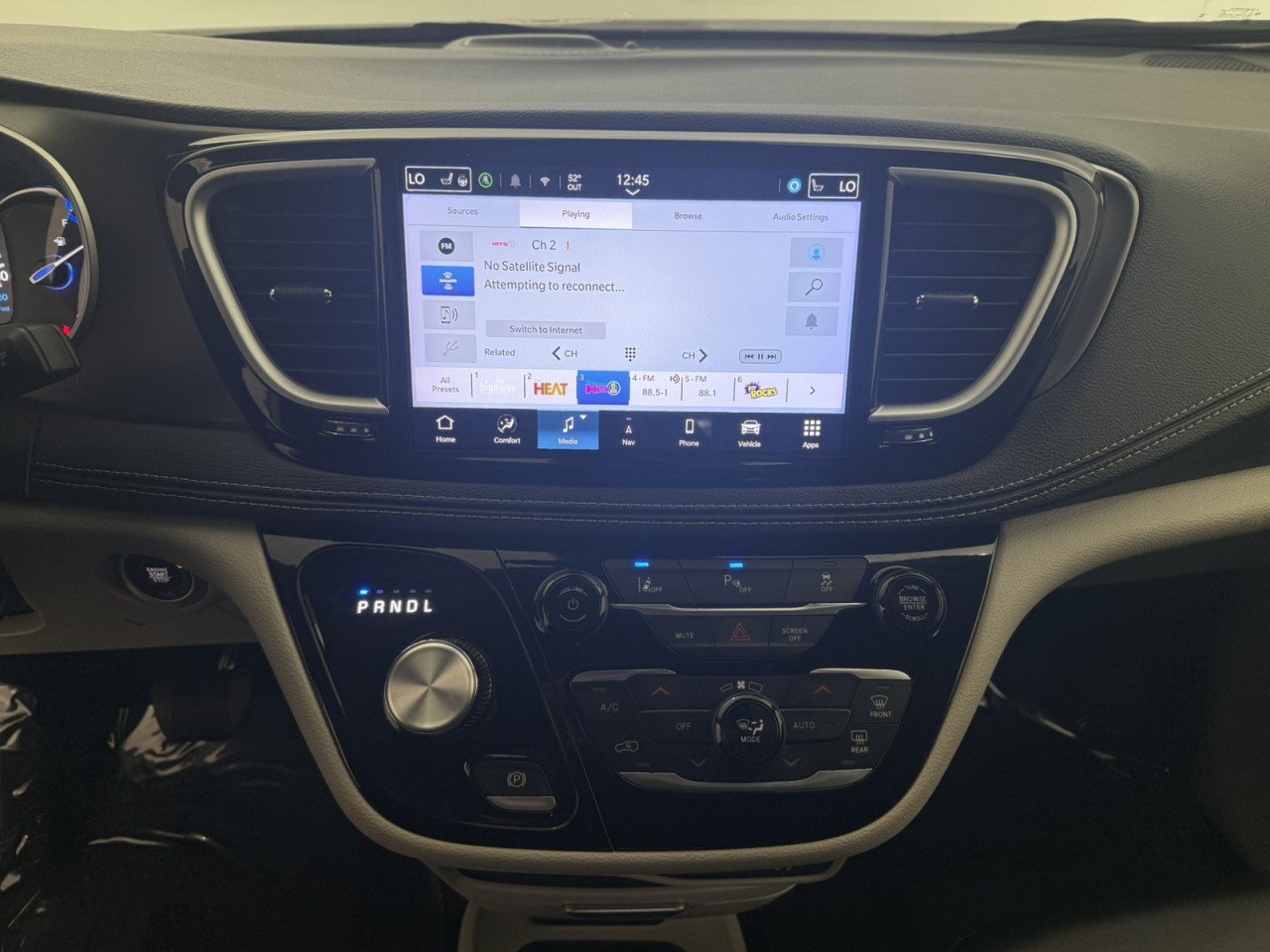 Used 2024 Chrysler Pacifica Limited FWD image 19