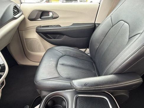 Used 2022 Chrysler Pacifica Touring-L w/ Uconnect Theater Family Group FWD image 21