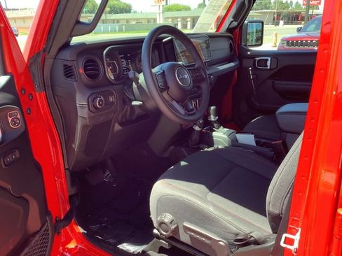 Used 2025 Jeep Wrangler Unlimited Rubicon w/ Convenience Group AWD/4WD image 7