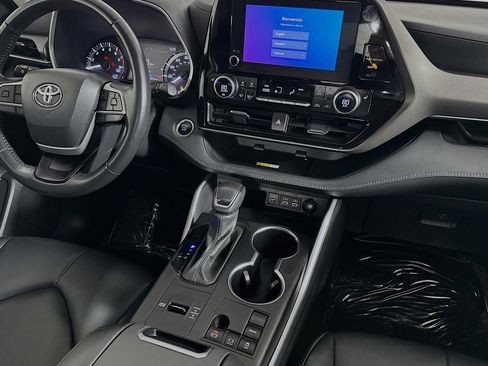 Used 2024 Toyota Highlander XLE image 6