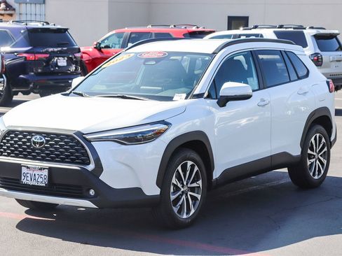 Certified 2023 Toyota Corolla Cross XLE FWD image 3