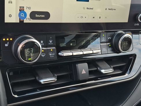 Used 2023 Toyota Highlander XLE AWD/4WD image 16