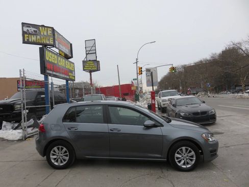 Used 2015 Volkswagen Golf S image 9