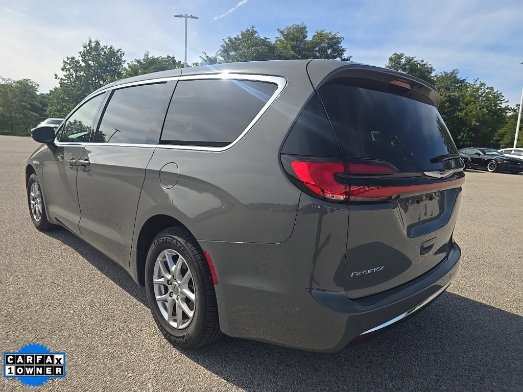Used 2025 Chrysler Pacifica Select FWD image 4