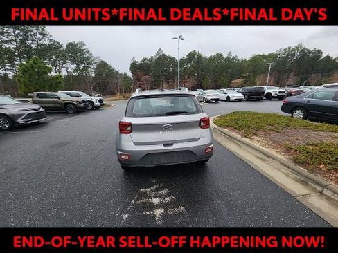 Used 2024 Hyundai Venue SEL image 11