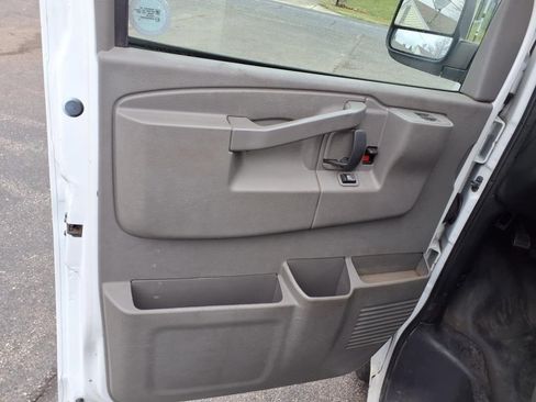 Used 2016 Chevrolet Express 2500 Extended image 17