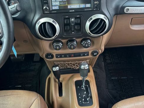 Used 2017 Jeep Wrangler Unlimited Sahara w/ Max Tow Package AWD/4WD image 9