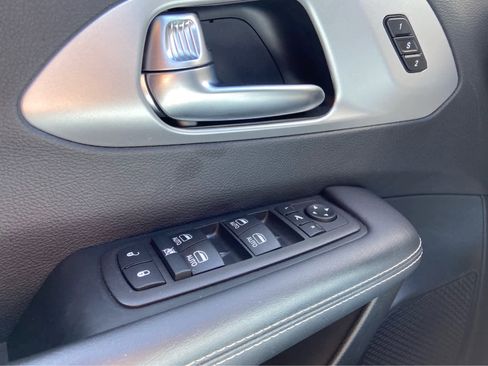 Used 2025 Chrysler Pacifica Limited FWD image 38