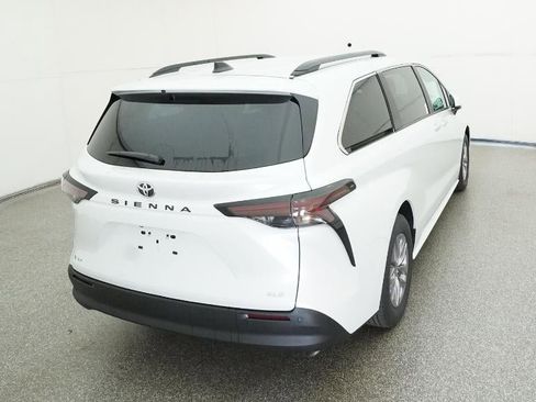New 2026 Toyota Sienna XLE image 8