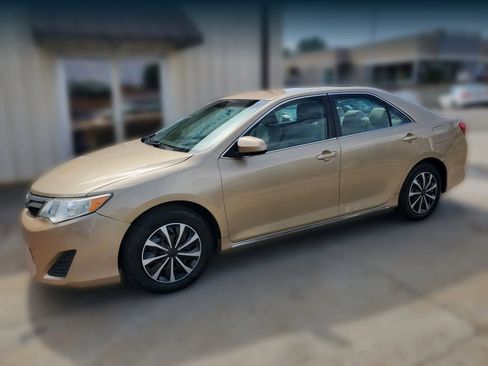 Used 2012 Toyota Camry LE FWD image 3