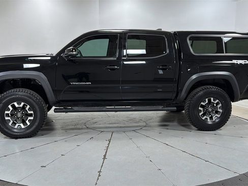 Used 2017 Toyota Tacoma TRD Off-Road w/ Premium & Technology Package image 8
