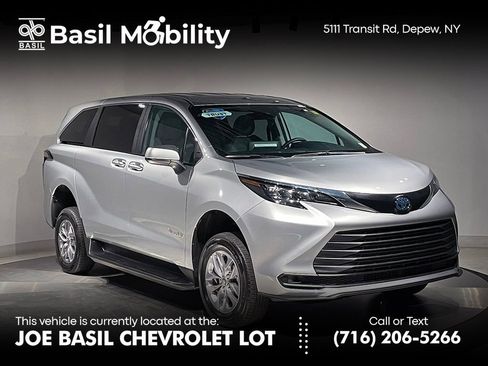 Used 2024 Toyota Sienna LE FWD image 1