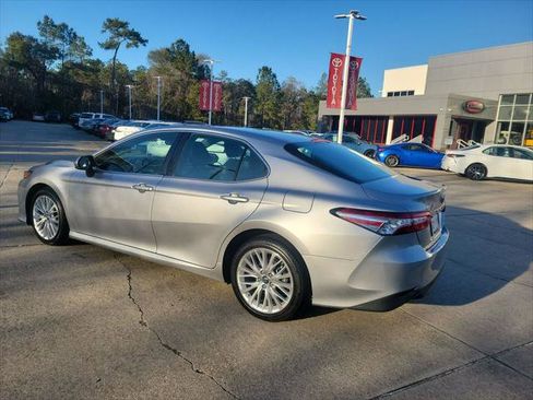 Certified 2018 Toyota Camry XLE image 3