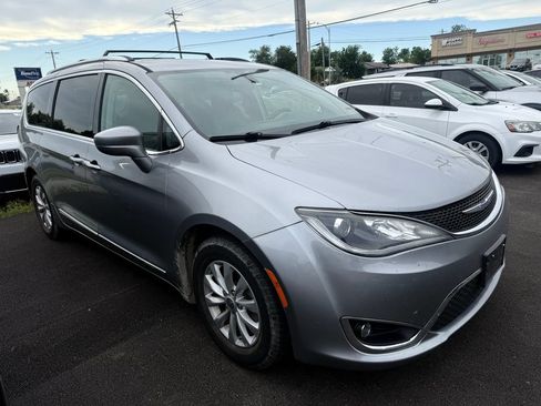 Used 2019 Chrysler Pacifica Touring-L FWD image 3