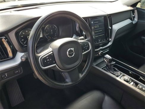 Used 2020 Volvo XC60 T5 Momentum image 24