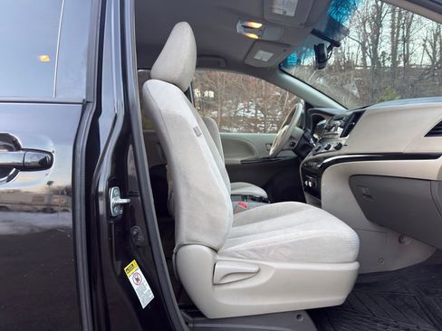 Used 2012 Toyota Sienna LE image 25