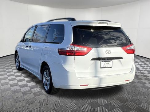 Used 2020 Toyota Sienna L image 4