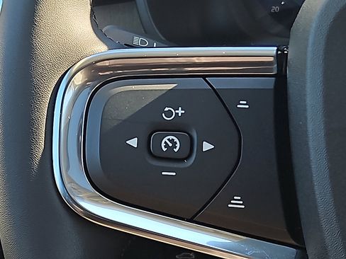 Used 2023 Volvo XC40 B5 Plus image 22