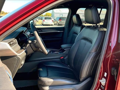 New 2025 Jeep Grand Cherokee Limited w/ Black Appearance Package image 34