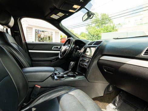 Used 2017 Ford Explorer XLT w/ Equipment Group 202A AWD/4WD image 12