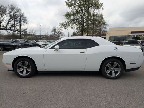 Used 2019 Dodge Challenger SXT image 6