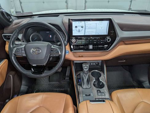 Used 2021 Toyota Highlander Platinum image 18
