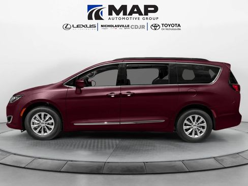 Used 2017 Chrysler Pacifica Touring-L FWD image 3