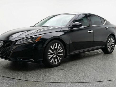 Used 2025 Nissan Altima 2.5 SV image 3