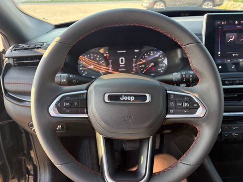 Used 2025 Jeep Compass Trailhawk w/ Sun & Sound Group AWD/4WD image 12