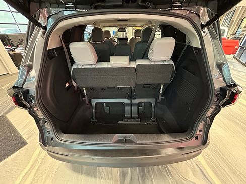 Used 2025 Toyota Sienna XLE FWD image 46