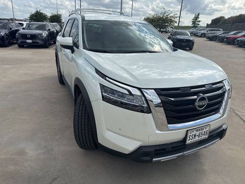 Used 2024 Nissan Pathfinder SL image 3