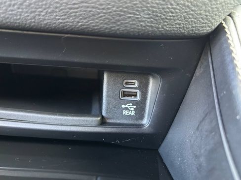 Used 2023 Chrysler Pacifica Limited w/ Uconnect Theater Family Group FWD image 27