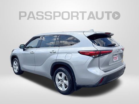 Used 2021 Toyota Highlander LE AWD/4WD image 4