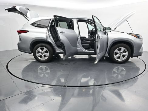 Used 2021 Toyota Highlander LE FWD image 27