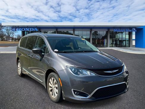 Used 2017 Chrysler Pacifica Touring-L image 1